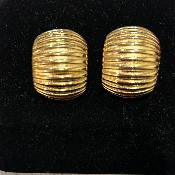 Elegant Gold-Tone Ribbed Earrings - Picture 1 of 4